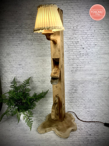 Langhobel mit alter Stoff-Nachttischlampe an Holzbogen auf Wurzelholz