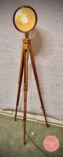 Lastwagenlampe auf antikem Holzstativ