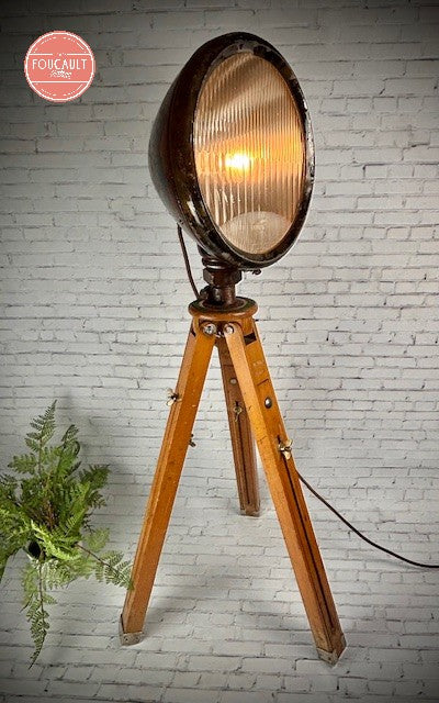 Lastwagenlampe auf antikem Holzstativ