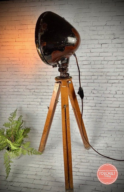 Lastwagenlampe auf antikem Holzstativ