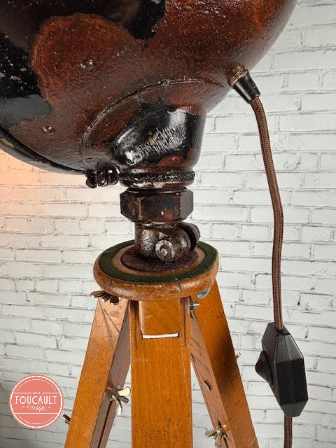 Lastwagenlampe auf antikem Holzstativ