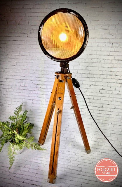 Lastwagenlampe auf antikem Holzstativ
