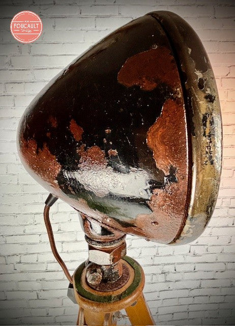 Lastwagenlampe auf antikem Holzstativ