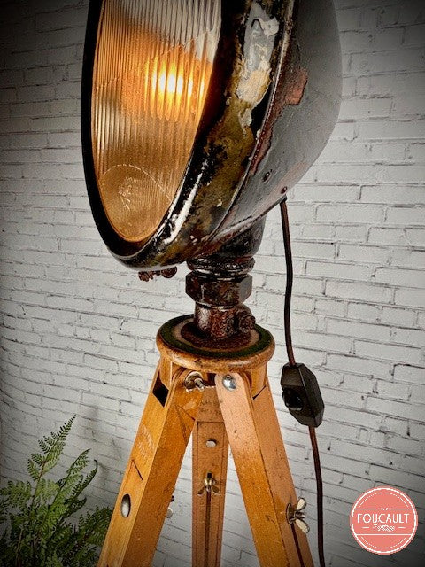 Lastwagenlampe auf antikem Holzstativ