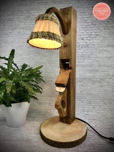 Langhobel mit alter Stoff-Nachttischlampe an Holzbogen