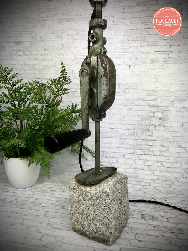Handbohrer auf Granitstein 1