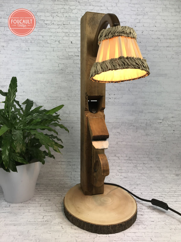 Langhobel mit alter Stoff-Nachttischlampe an Holzbogen