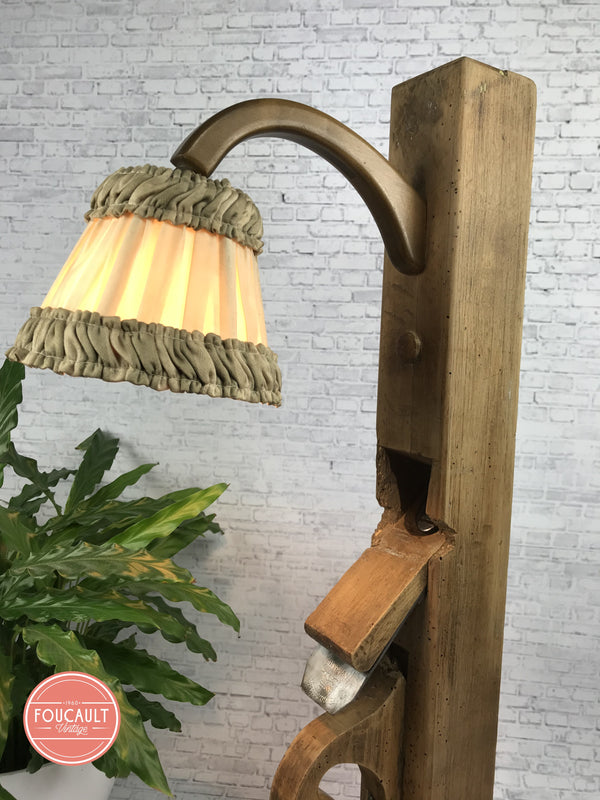 Langhobel mit alter Stoff-Nachttischlampe an Holzbogen