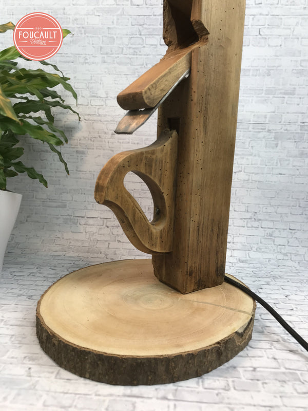 Langhobel mit alter Stoff-Nachttischlampe an Holzbogen